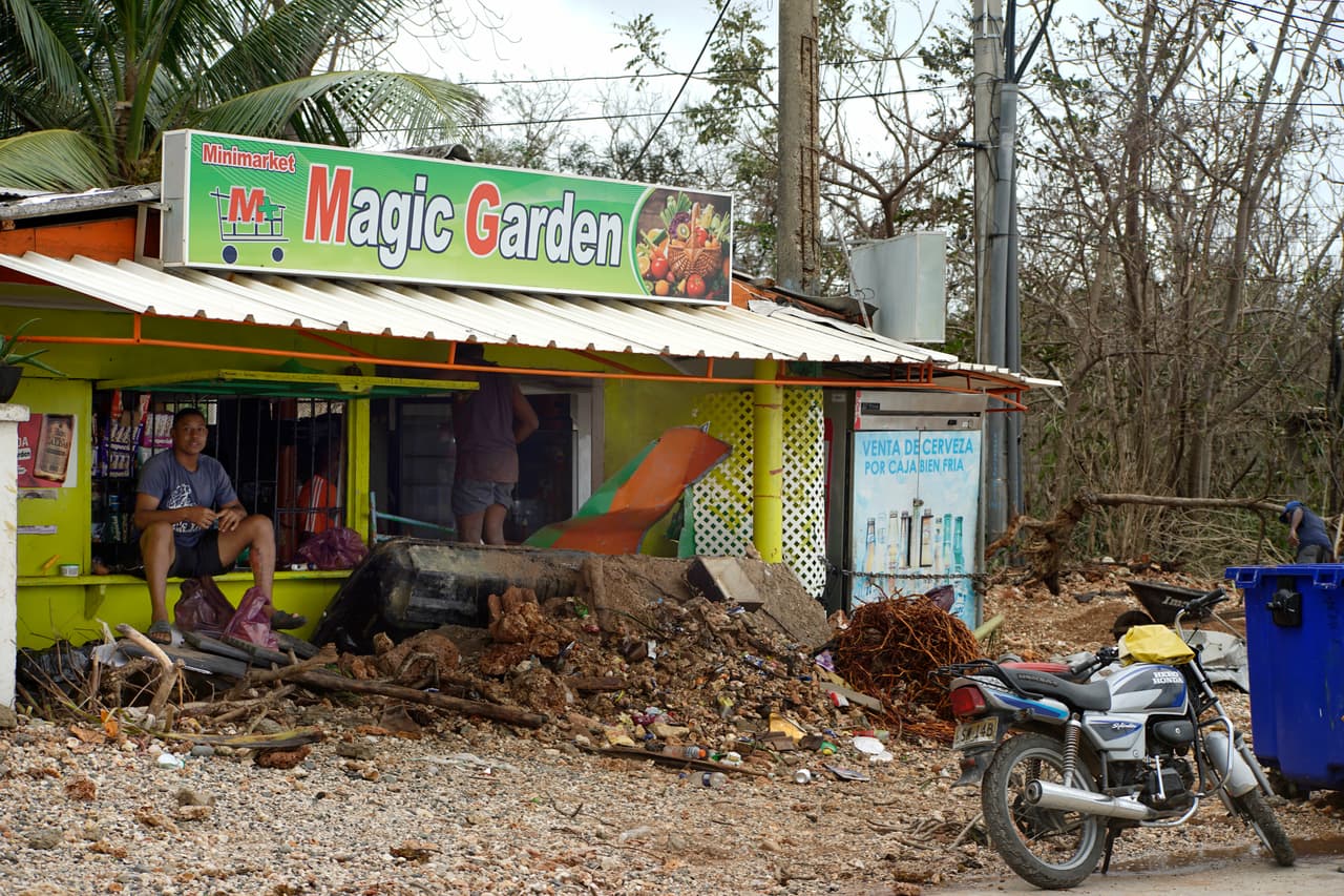 Las ruinas de un restaurante destruido en la isla de San Andrés. Iota se degradó a tormenta tropical tras tocar tierra en Nicaragua, pero antes había golpeado al archipiélago colombiano con fuerza de categoría 5 (la máxima en la escala Saffir-Simpson) y vientos de más de 160 millas por hora.