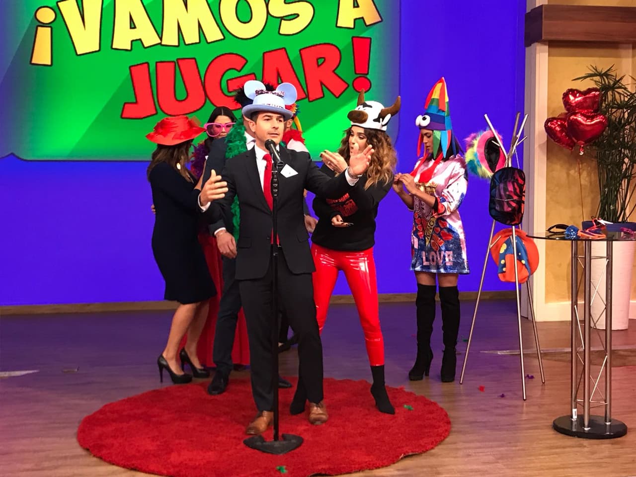 'El hombre que yo amo' fue el tema elegido para armar un romántico karaoke. Carlos fue el primero en cantar.