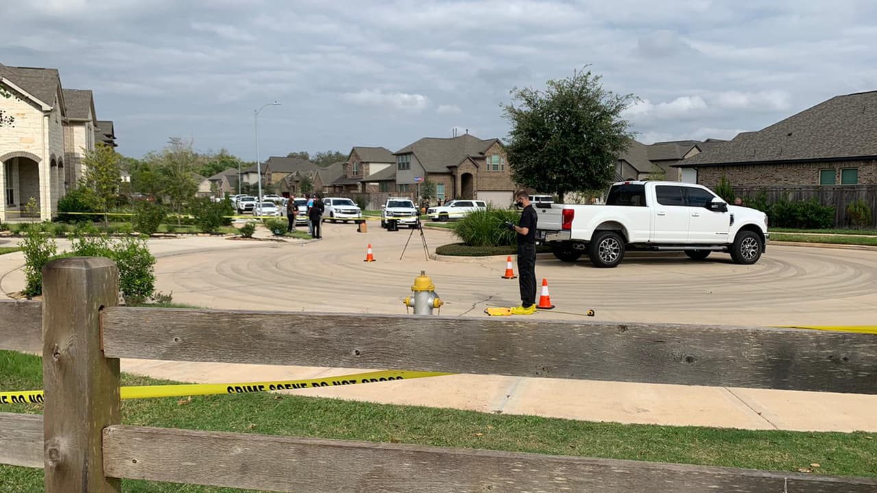 Fort Bend ISD señaló que varias escuelas implementaron cierres preventivos debido a la investigación en el área de Sienna, pero todas han reanudado sus actividades normales.