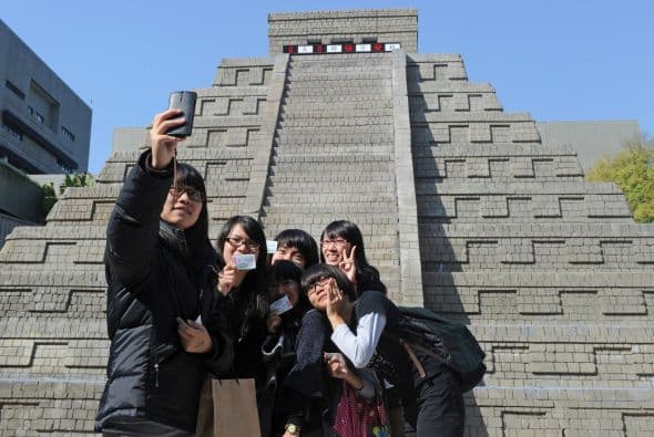 Añadió que la capacidad de hospedaje turístico de ese estado estará cubierto en más del 85% durante la época decembrina, lo que mantendrá operando a 64 mil de sus 72 mil habitaciones hoteleras al iniciar la "nueva era maya".