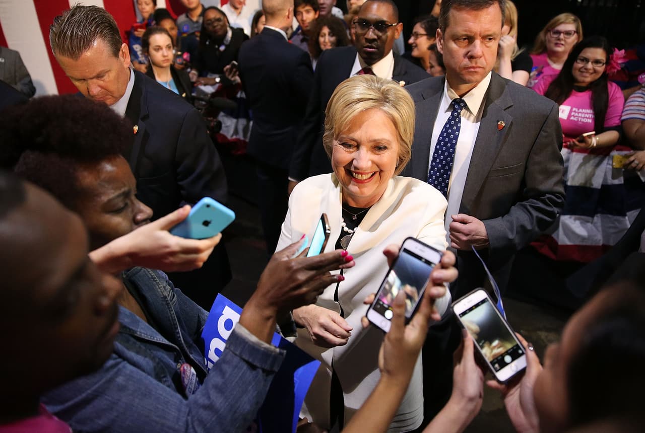 Hillary Clinton saludó y se hizo selfies con muchos los seguidores que la fueron a ver a Miami.