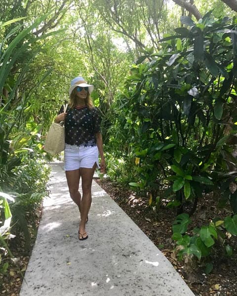 Para mantenerse fresca ante las altas temperaturas utiliza pantaloncillos cortos.