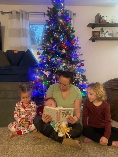 Tras 100 días hospitalizada por covid-19, una madre pudo volver a su casa para celebrar la Navidad con su familia