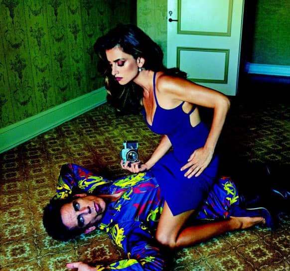 Y protagoniza candentes sesiones con su coestrella Penélope Cruz.