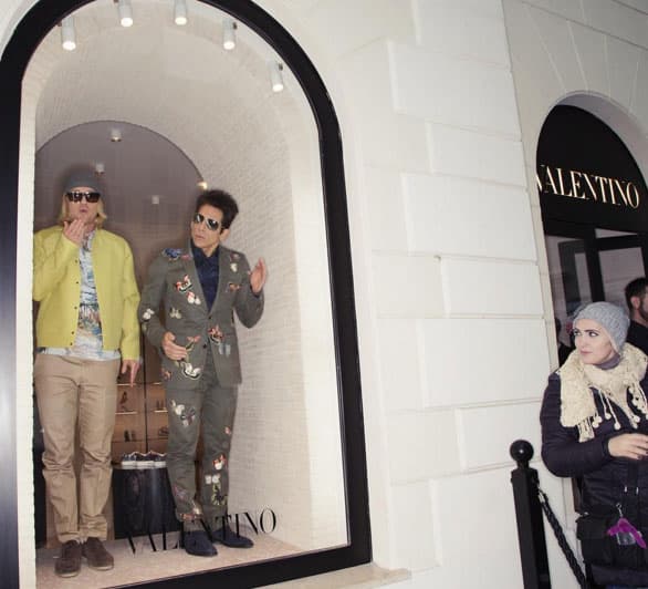 Posando como maniquíes en la tienda de Valentino.