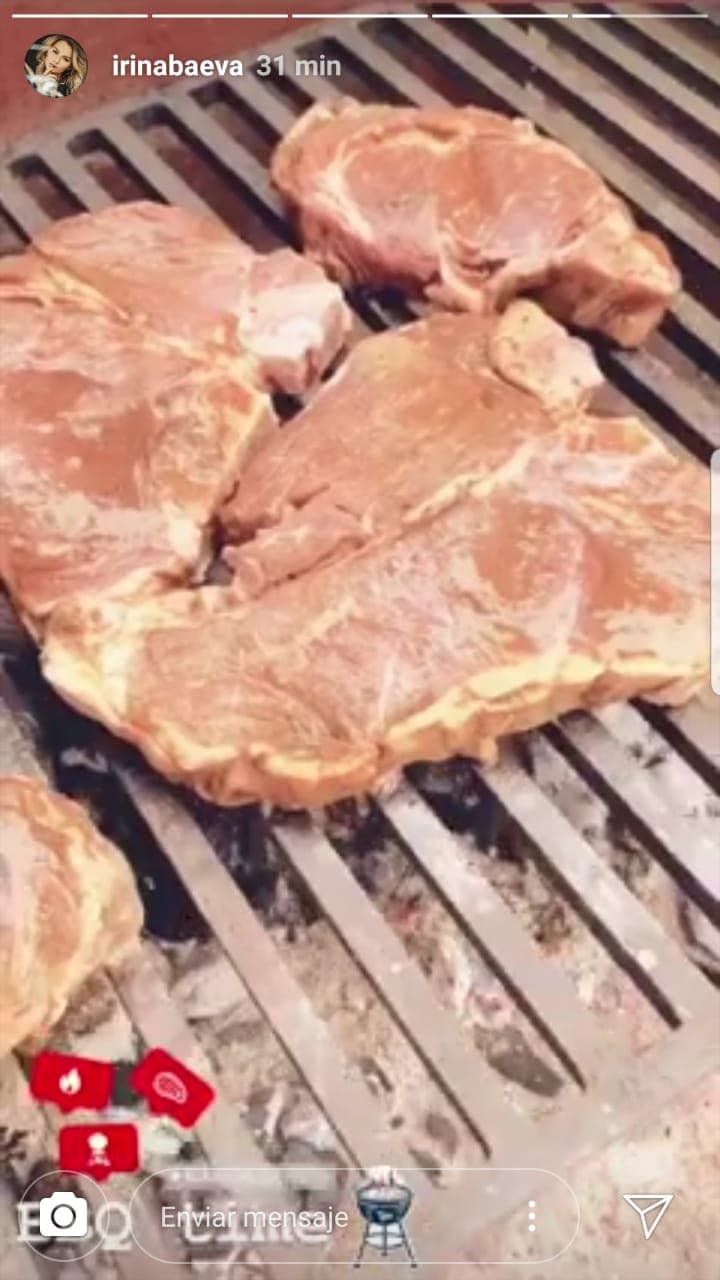 Irina, también compartió una fotografía de algunos filetes de carne en el BBQ.