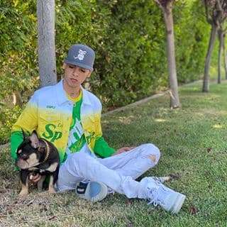 También le gusta mucho estar al tanto de las redes sociales y 
<b>es amante de los animales</b>, por eso en más de una ocasión ha compartido fotos en sus redes sociales jugando con su perro. 
<br>