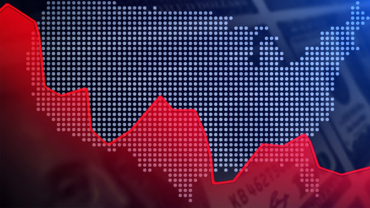 <b>¿Qué es una recesión?</b>
<br>De entrada, Andrés Gutiérrez define 
<b>qué es propiamente una recesión económica</b>.
<br>Según el especialista, una recesión se alcanza cuando 
<b>la economía se contrae por dos trimestres seguidos</b>.
<br>Esto, asegura Gutiérrez, 
<b>aún no ha sucedido</b>. Sin embargo, de suceder 
<b>podría representar despidos</b> para algunos trabajadores. 
<br>En caso de llegar a la recesión, el especialista recomienda tener en cuenta algunos puntos básicos:
<br>