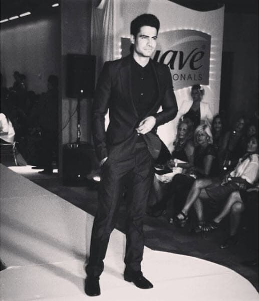 9. Además de su trabajo en la televisión, Roberto es modelo.
<br>