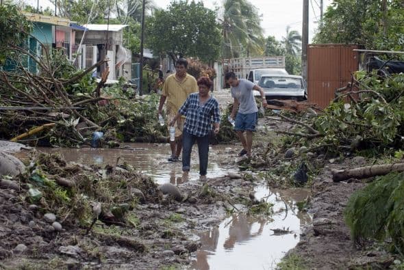 La emergencia en el sureste de México por las inundaciones, agravadas por el paso del huracán Karl que dejó 12 muertos y medio millón de afectados, provocó desesperación en varios poblados anegados donde se registraron saqueos de comercios.