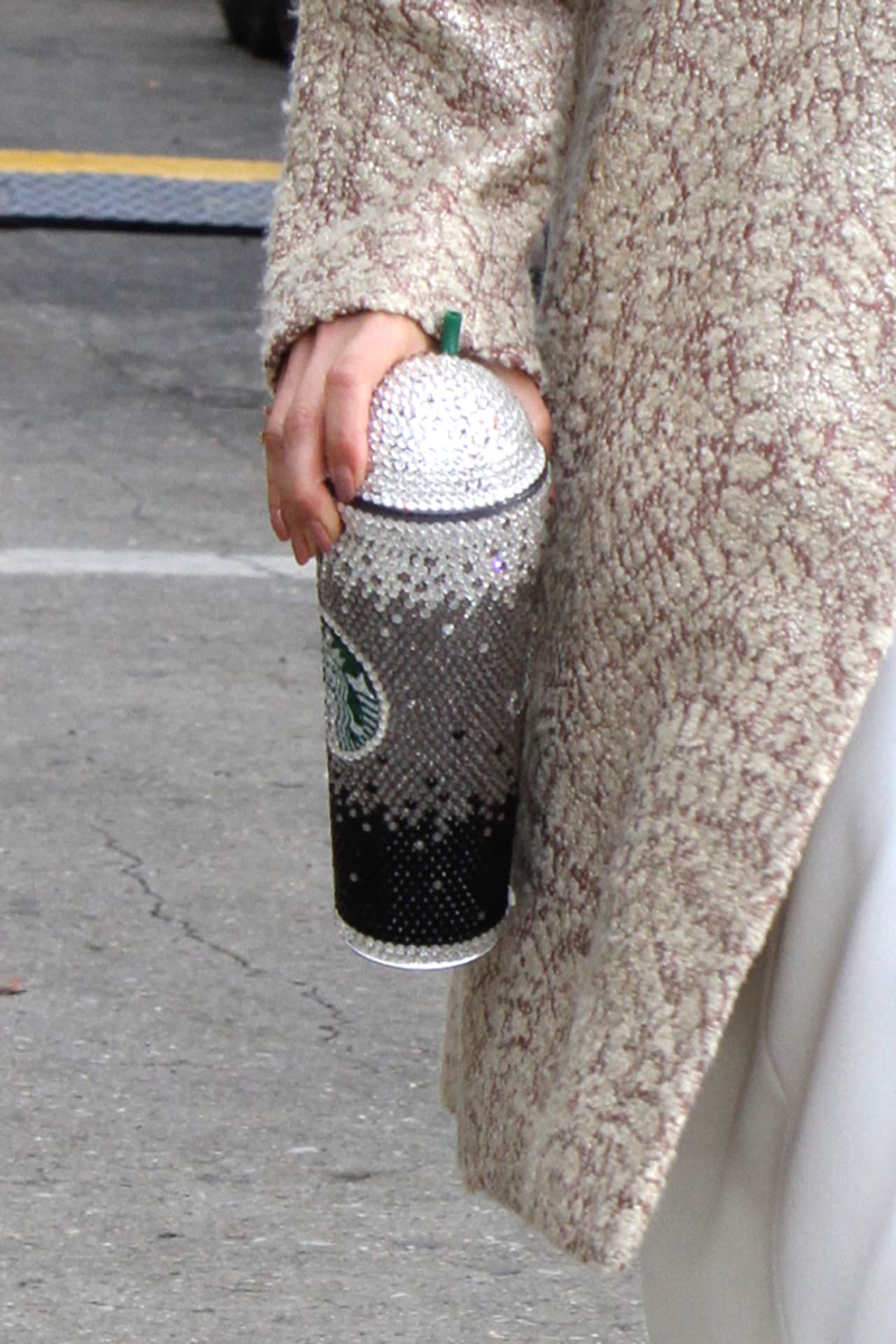 Teneka Moore, la mujer que está detrás de Taylor Made Bling, indicó: "Debido a que optamos solo por lo mejor para JLo, su vaso Starbucks tamaño venti con tapa domo y logotipo personalizado con incrustaciones 100% Swarovski, tiene un precio aproximado de $585 dólares".