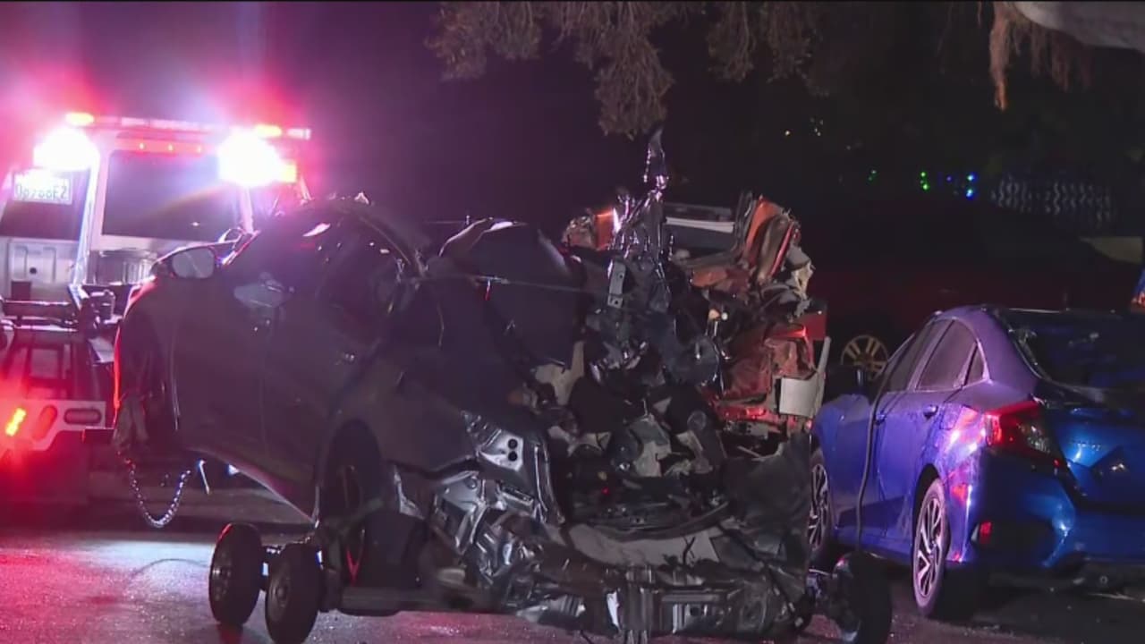 Un auto sale volando y cae sobre otros vehículos durante una persecución en el sur de Los Ángeles
