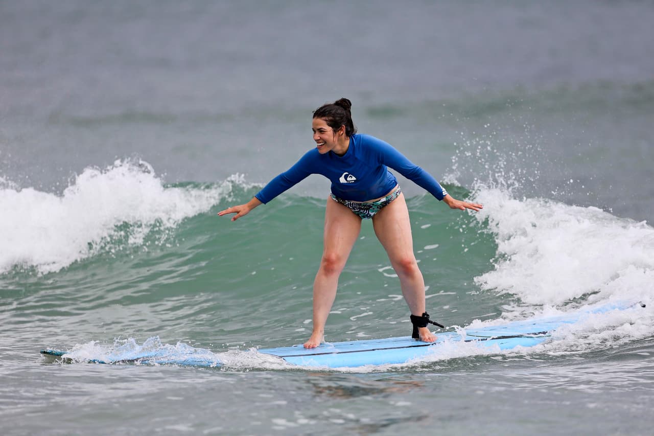 América Ferrera se aventuró a realizar un poco de surf en Hawaii.