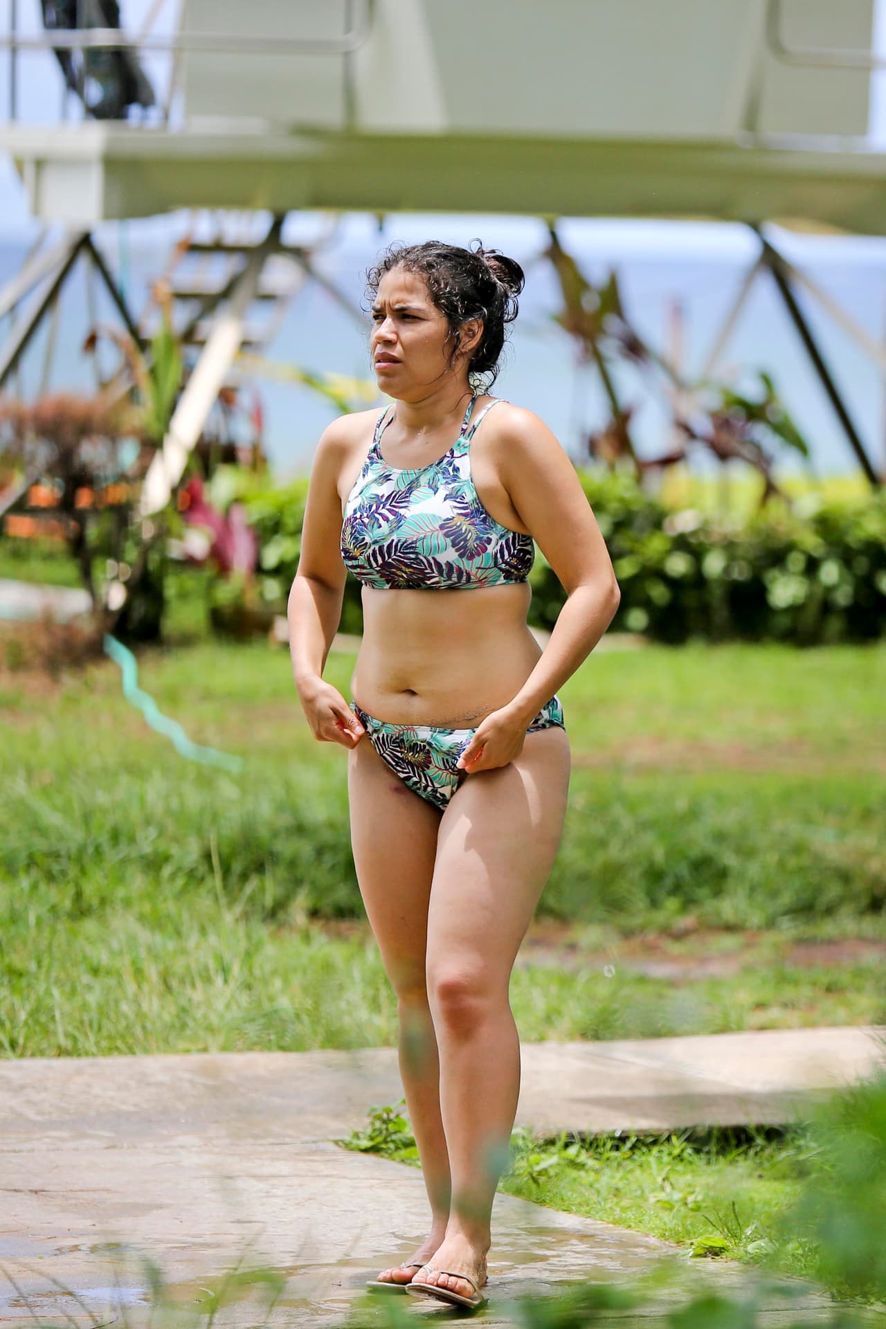 América dejó la tabla y se puso el bikini.