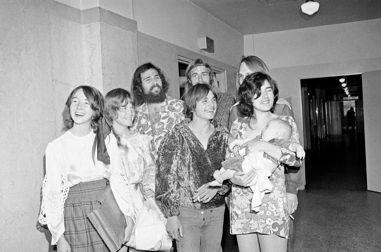 Otros miembros de 'La familia Manson' que no fueron acusados por los asesinatos. Se presentaron en el juzgado de Los Ángeles que procesaba a su compañera Patricia Krenwinkel.