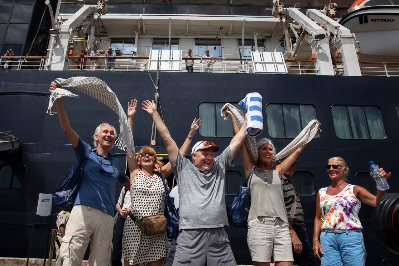 En la imagen, celebraciones de los pasajeros 'liberados' del crucero 'errante'. Mientras tanto,
<a href="https://www.univision.com/shows/noticiero-univision/parece-que-estuvieramos-en-prision-mexicano-dentro-de-un-crucero-en-japon-que-esta-en-cuarentena-por-el-coronavirus-video">otro crucero está en cuarentena en Japón</a>, frente a las costas de Yokohama, con más de 200 casos del virus a bordo. Los casos de Coronavirus se elevan a más de 64,000 personas, el número total de muertes es cercano a las 1,400.