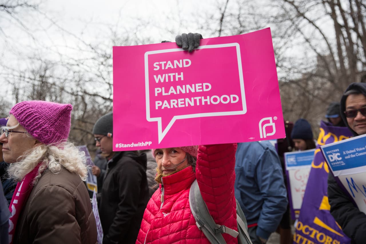 <b>- <i>Planned Parenthood</i>. </b>Los republicanos en el Congreso 
<b><a href="http://www.univision.com/noticias/salud-y-mujer/a-puerta-cerrada-trump-firma-la-ley-que-corta-la-financiacion-federal-a-planned-parenthood" target="_blank">votaron iniciativas para desfinanciar a centros a las clínicas que ofrecen servicios de salud reproductiva</a></b>, en línea con la acción ejecutiva que Trump firmó el 23 de enero para reestablecer la antigua política que dice que el uso de dólares de contribuyentes no pueden financiar a ONGs con operaciones en el extranjero que realizan o promueven abortos. En Estados Unidos, los fondos públicos no pueden subvencionar los abortos, pero la red 
<b><i><a href="http://www.univision.com/temas/planned-parenthood">Planned Parenthood</a></i></b> puede recibir financiación a través del reembolso de otro tipo de servicios a través del Medicaid. 
<b><a href="https://twitter.com/PPact/status/852632995223797760" target="_blank">Desde la organización denuncian que</a></b> "Trump y el Congreso atacan a los derechos y la salud de las mujeres desde el día 1. 
<b>Pero nosotras debemos gritar más fuerte"</b>. 
<br>