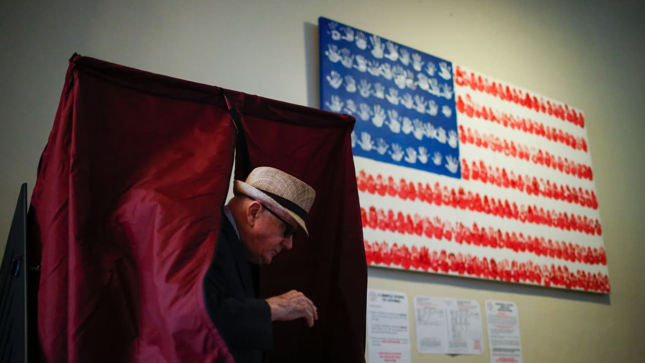 Por "voto gris" los expertos denominan al voto de las personas de la tercera edad que suelen participar activamente en las elecciones. Estos votantes suelen ejercer su derecho al sufragio basados en la razón y haciendo una minuciosa lectura de las propuestas de cada candidato.