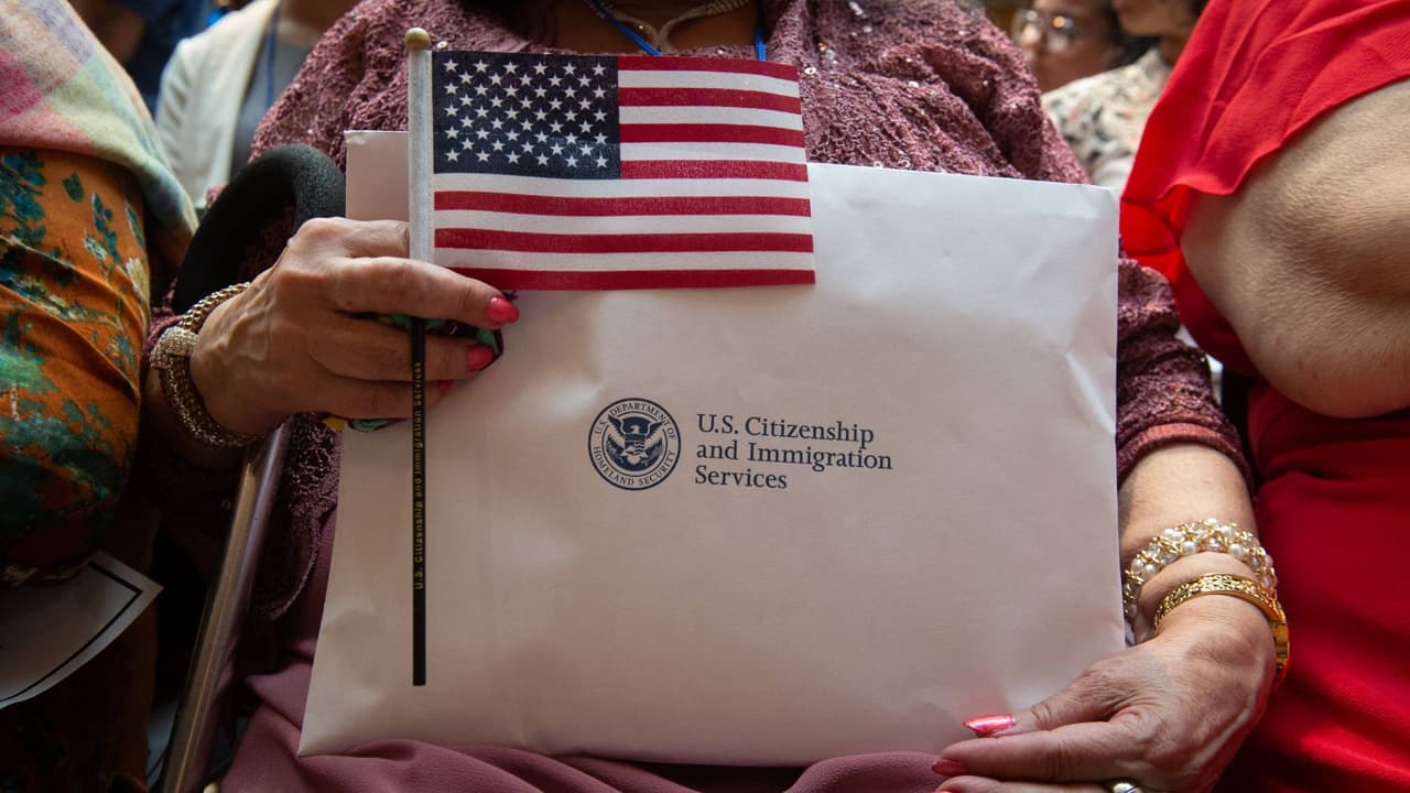 Estas son las protecciones, derechos y obligaciones que adquieren los inmigrantes al obtener la ciudadanía