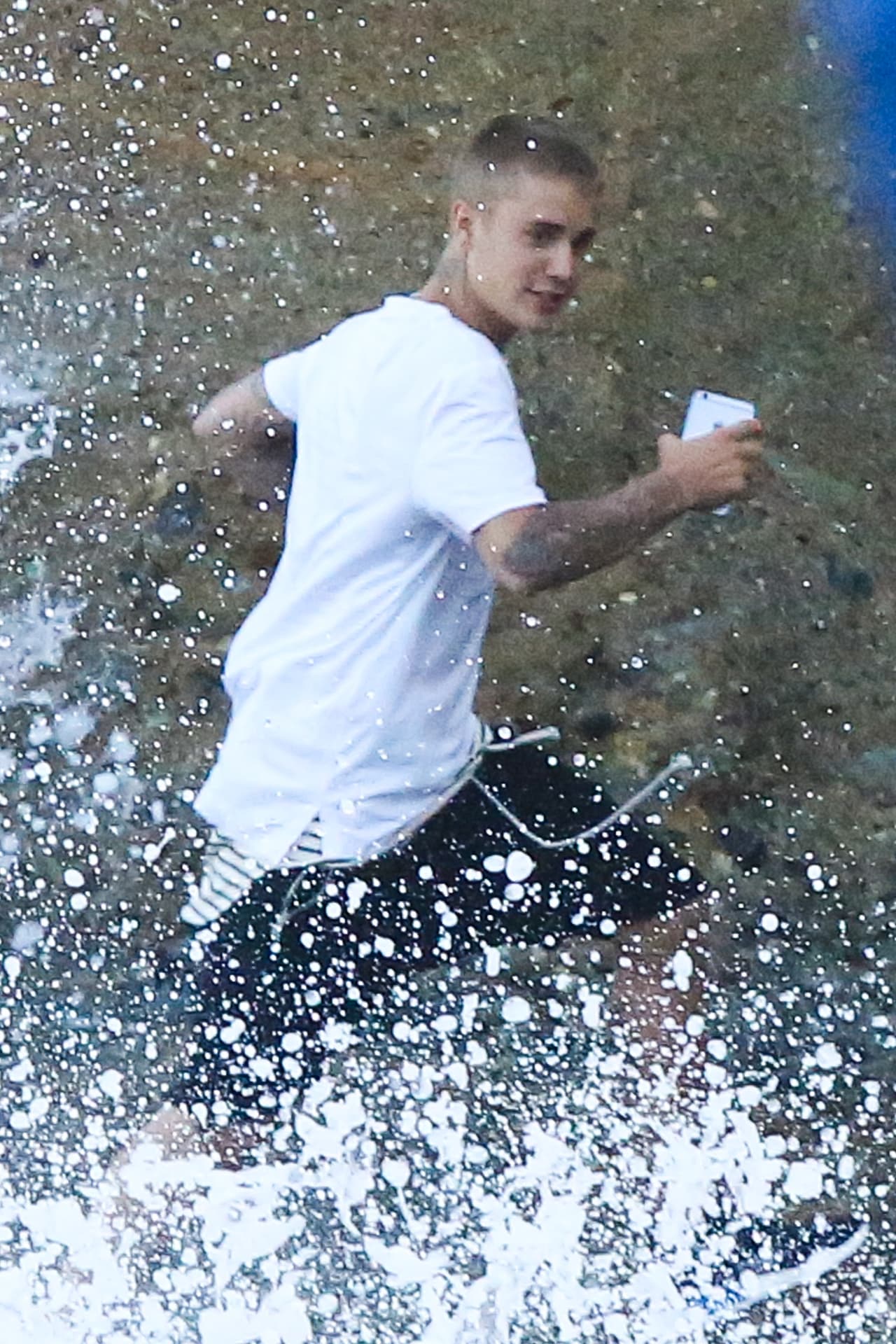 Justin se acercó demasiado al mar, justo cuando venía una fuerte ola.