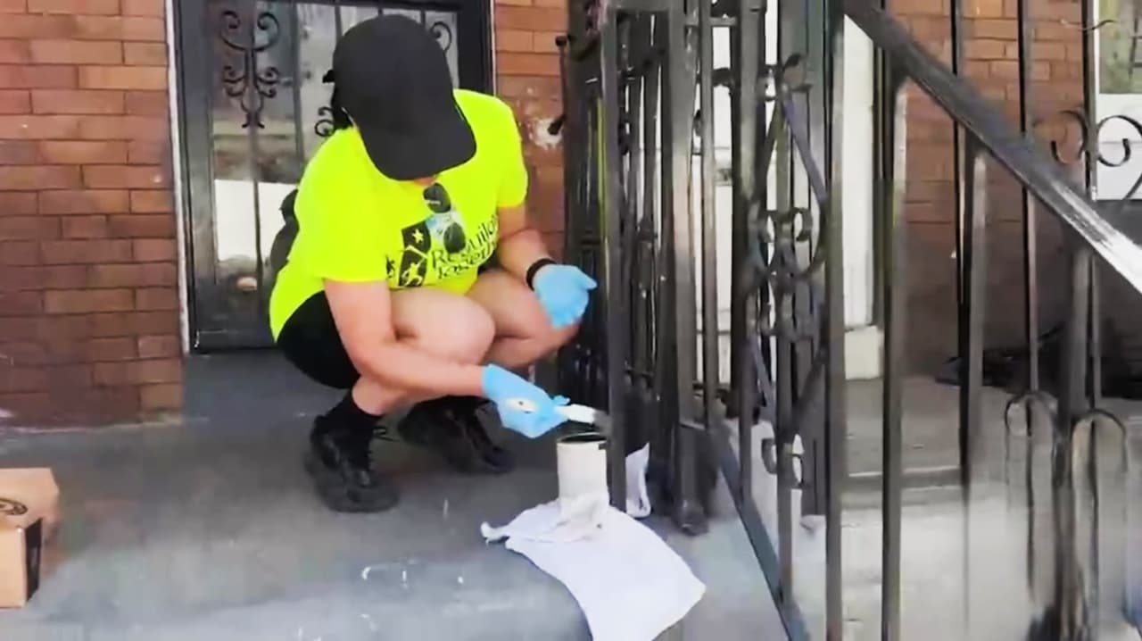 Manos de voluntarios remodelan viviendas que estaban en el olvido en Filadelfia