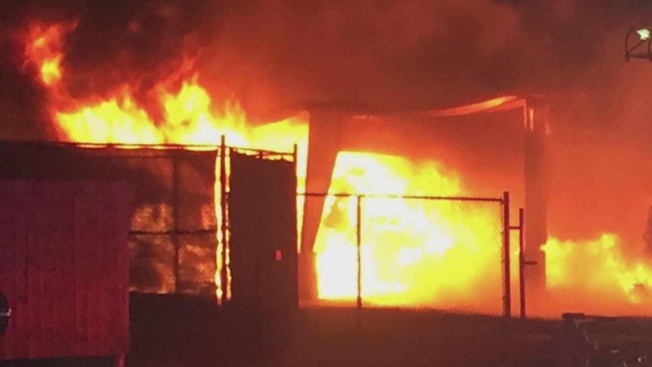 Un bombero queda herido al ser apuñalado por un sospechoso cuando apagaba un incendio