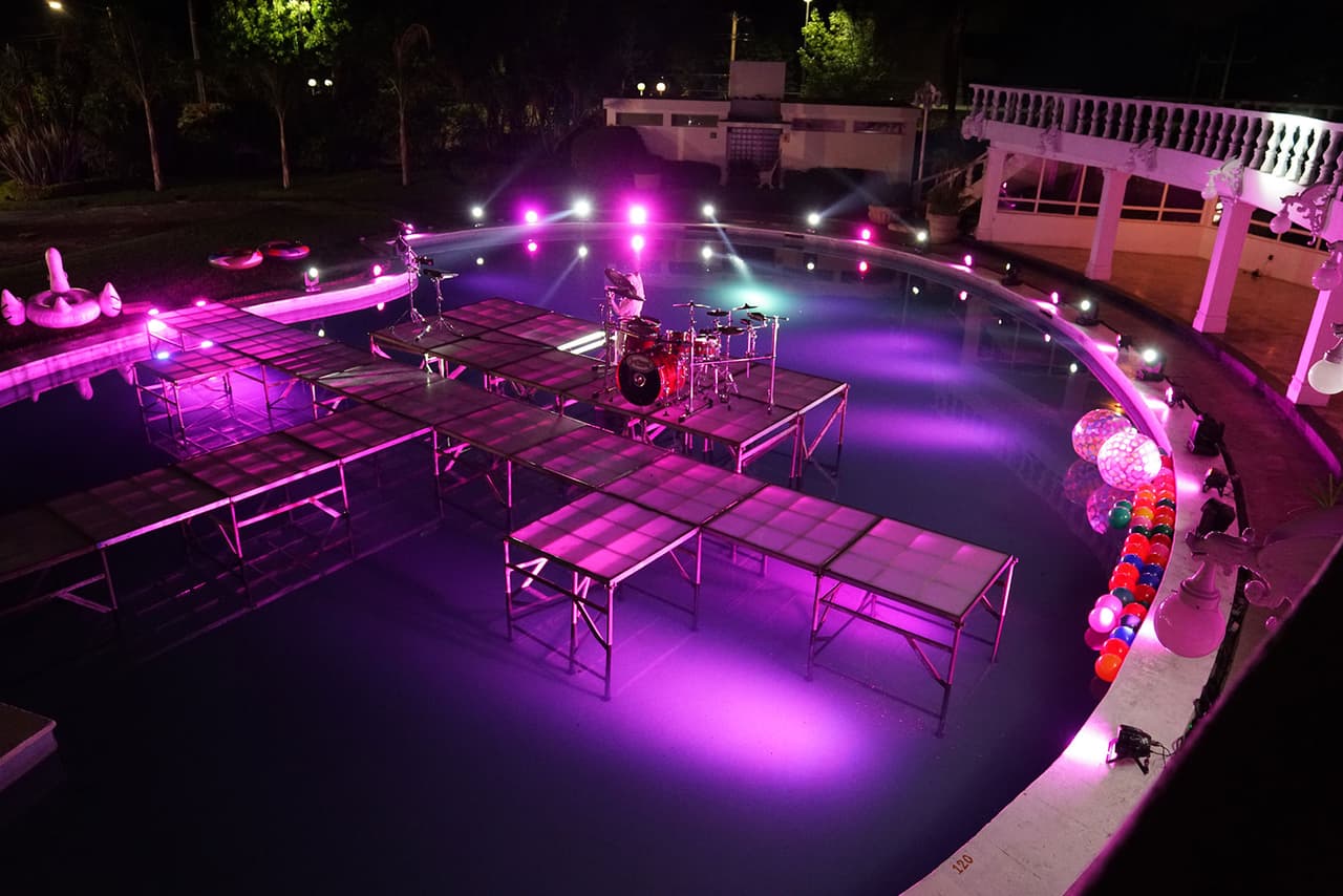 La producción armó un enorme escenario dentro de la alberca para poder grabar al grupo en una de las escenas de 'A mover el bote'.