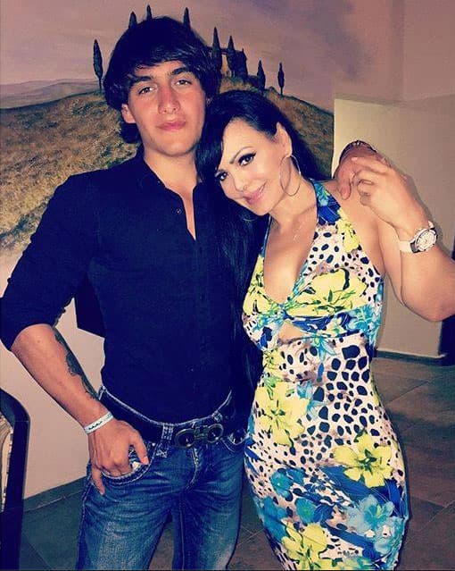 En más de una ocasión, la cantante salió a desmentir los rumores sobre la salud del 'Rey del Jaripeo' y siempre estuvo pendiente de sus padecimientos.