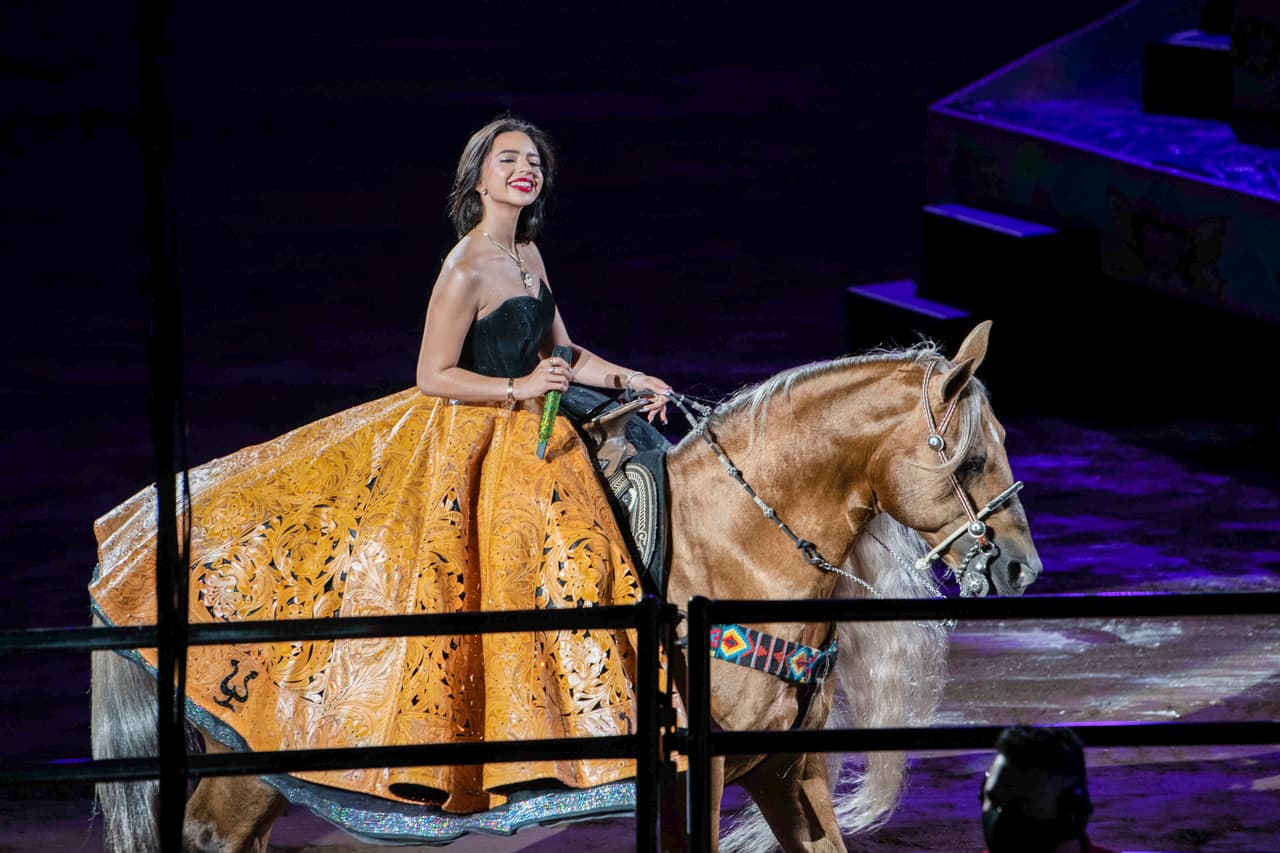 Su expertise en portar con gran gala enormes vestidos es tal que la cantante monta a caballo con estos modelos confeccionados con metros y metros de tela.