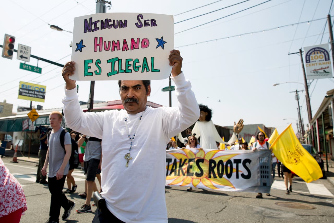 LUNES 25 DE JULIO. 10:53 AM. Algunos manifestantes van solos, otros forman parte de grupos que se incorporaron a la convocatoria. La marcha de los hispanos en Philadelphia es masiva, ocupa varias calles del sur de la ciudad.