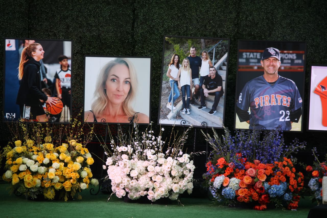 El servicio en el Angel Stadium de Anaheim honró al entrenador de béisbol de Orange Coast College, John Altobelli, a su esposa, Keri, y a su hija adolescente Alyssa, que jugaba baloncesto en el equipo juvenil de Bryant.