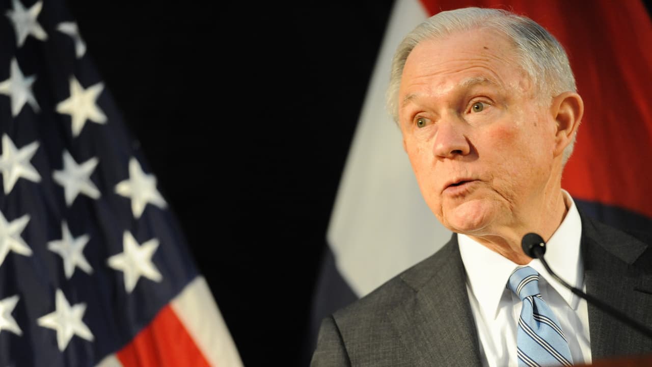 "Vamos tras ustedes": la amenaza de Jeff Sessions a la pandilla MS-13 en Long Island