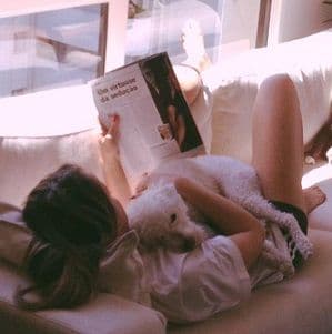 Krishna Mahon no se pudo resistir a este pequeño al que adoptó. No hay nada que el "Cachorro Mahon" disfrute más que estar en los brazos de su "madre" como muestra esta foto.