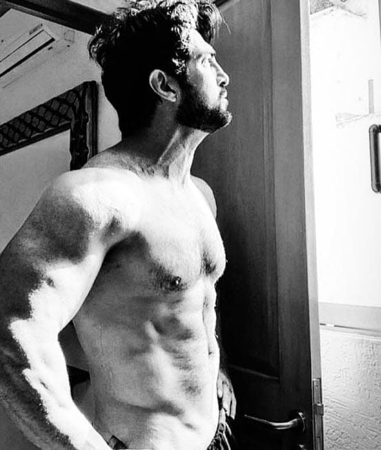 Otro punto que rechazó es someterse a algún procedimiento estético para lucir un pectoral mucho más grande y musculoso, como lo hacen algunos hombres.
<br>