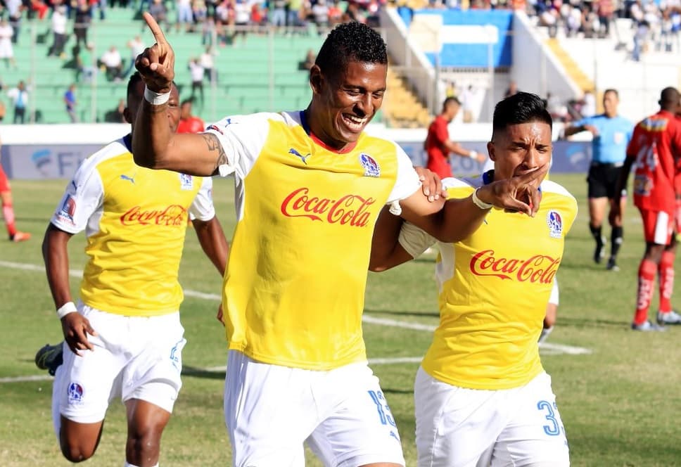 Olimpia golea y mantiene el liderato del fútbol hondureño