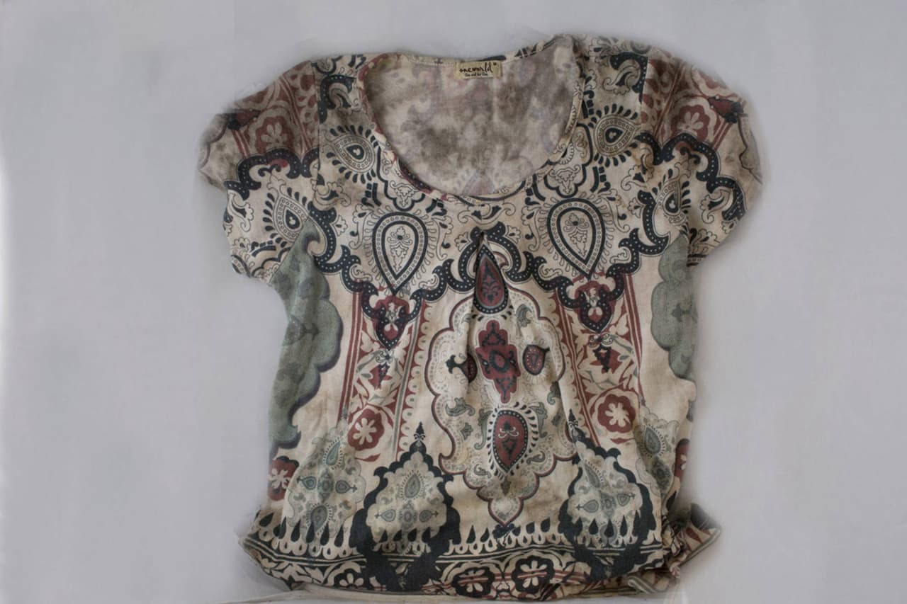 Playera talla mediana que se cree pertenecía a una mujer de entre 30 y 50 años hallada en el condado Brooks.