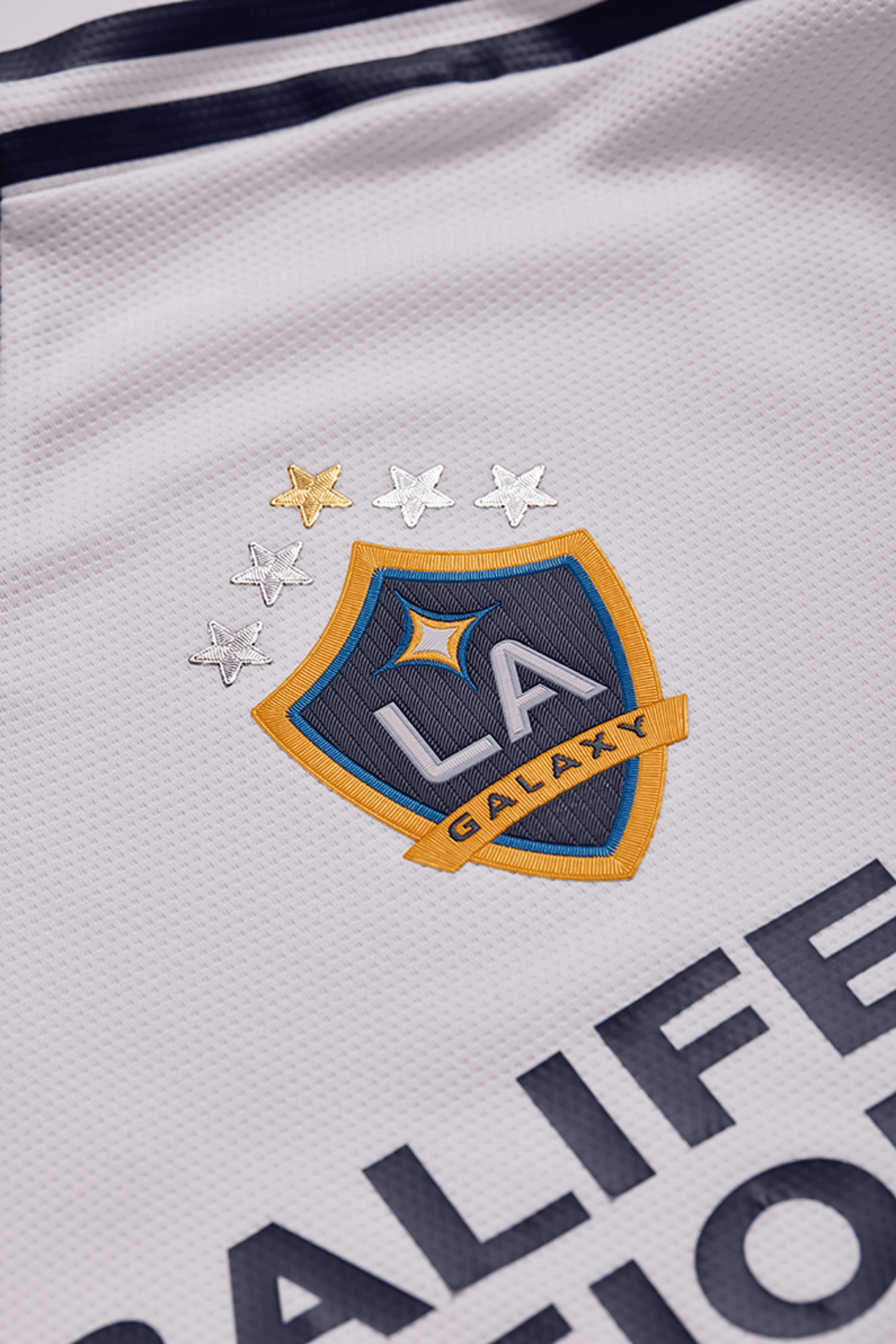 Es un uniforme muy clásico, que respeta la tradición del club angelino, con un fondo blanco, solo alterado por los cuásares que desde siempre fueron un símbolo del equipo.