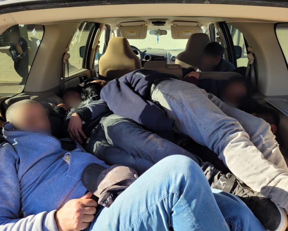 Es el caso de
<b> 12 personas que viajaban amontonadas y que fueron descubiertas por agentes de la estación Sonoita</b>.