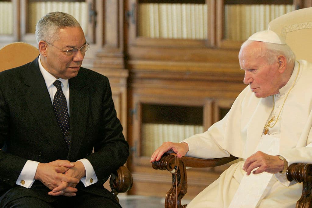 Como jefe de la diplomacia estadounidense, Powell se reunió con personalidades como el papa Juan Pablo II. En la imagen un encuentro con el Pontífice en 2003 en El Vaticano.