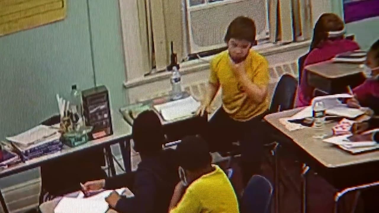 Cómo es la maniobra de Heimlich usada cuando alguien se asfixia con un objeto en la garganta