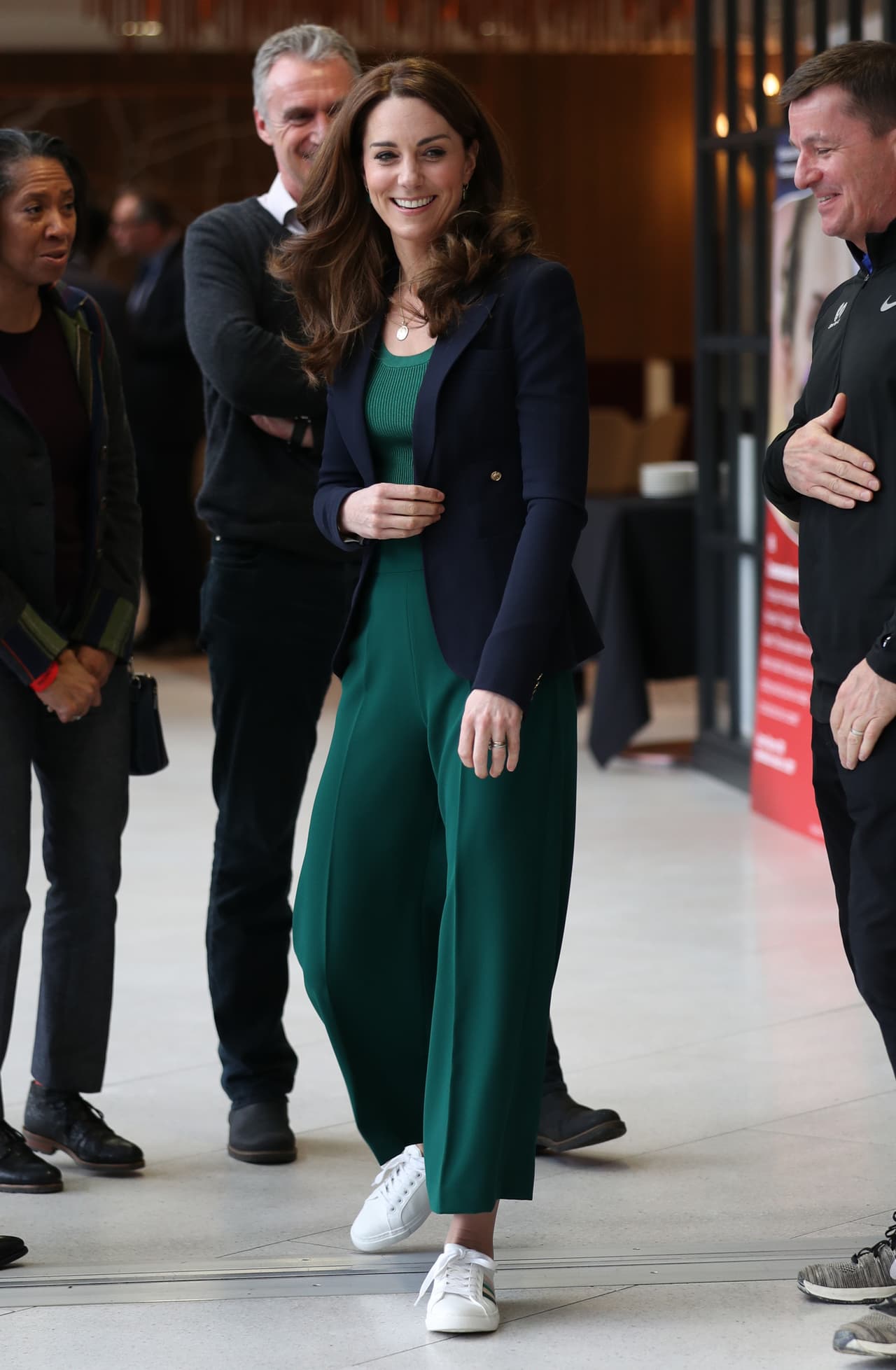 <b>#1</b>
<br>En el evento SportsAid Stars de febrero de 2020, Kate mostró que los tenis blancos pueden combinar muy bien con un look semi-formal de pantalón de vestir y blazer.
