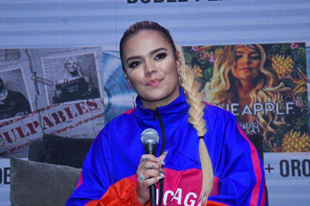 Karol G recibió discos de diamante, platino y doble platino gracias al éxito que han tenido sus canciones 'Mi cama', 'Pineapple', 'Ahora me llama', 'Secreto' y 'Créeme'.