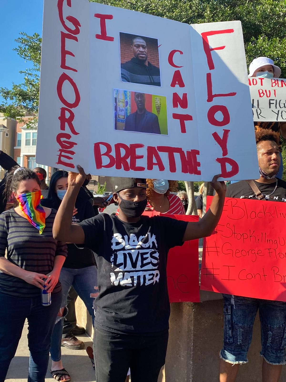 Este sábado por la tarde cientos de personas marcharon por segundo día consecutivo en el centro de Dallas. 
<br>