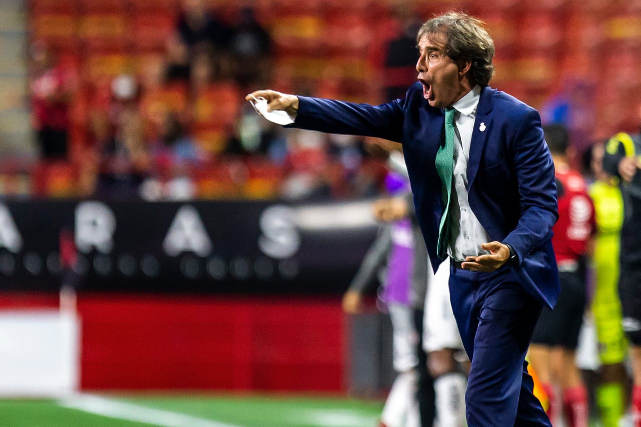 Almada daba indicaciones, su equipo apretaba al frente y dejaba espacios atrás.