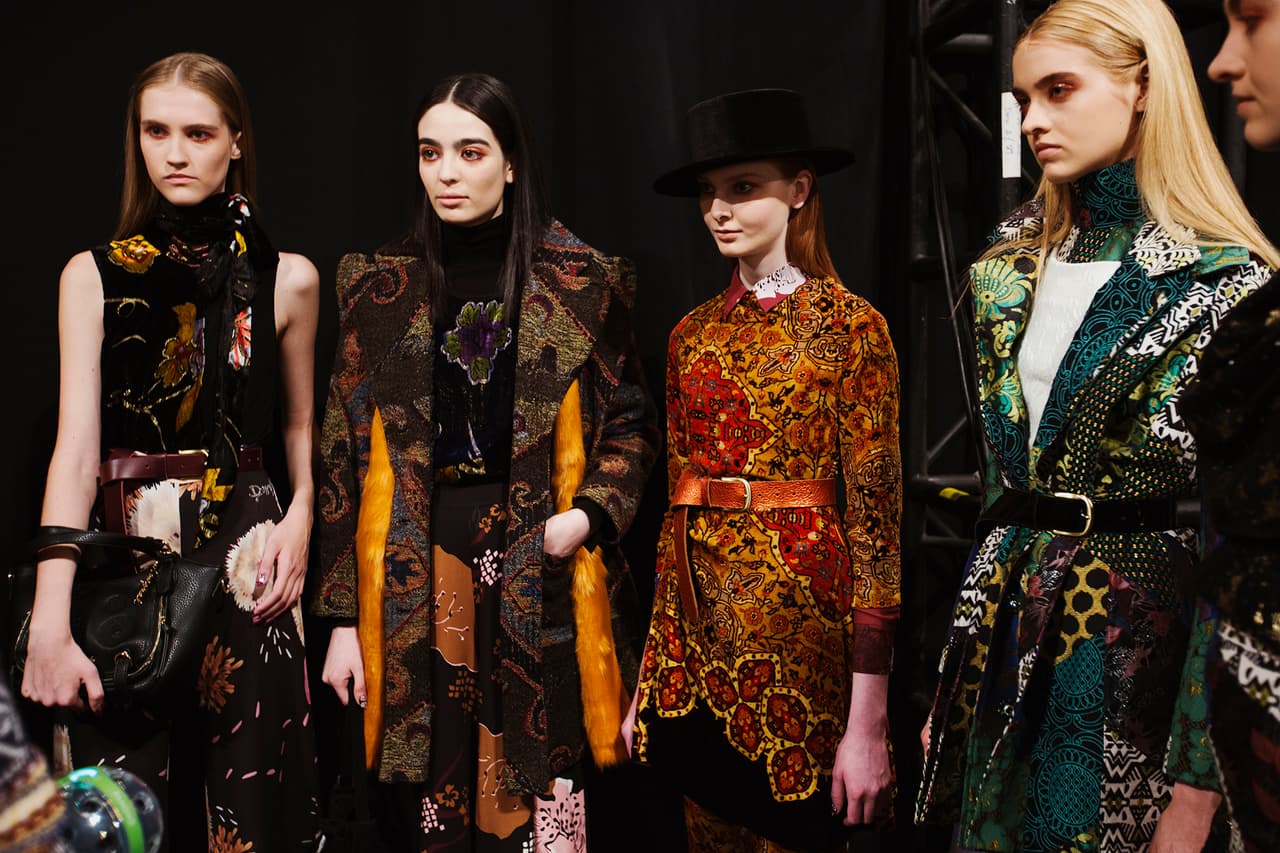 Cristina y sus compañeras de pasarela, -modelos que provienen de todo el mundo- están listas para salir a desfilar. Antes de pisar la blanca plataforma deben formarse en el orden en el que van a caminar.