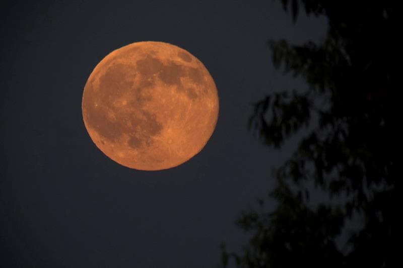 A este fenómeno, además de "luna de fresa" se le conoce también como la "luna rosa" o hasta "luna de miel". En la imagen, la luna llena cerca de Nagykanizsa, a 130 millas (208 kilómetros) al suroeste de Budapest (Hungría).