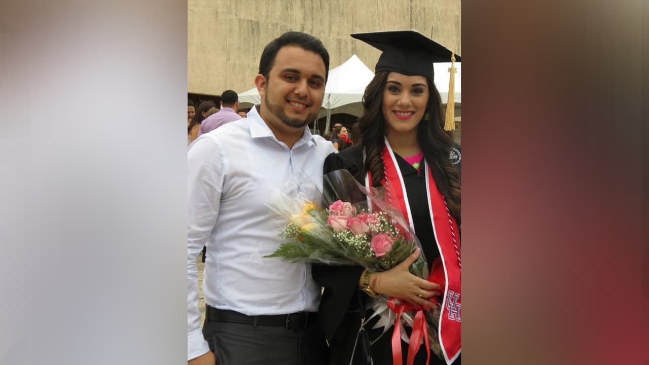 Marlene Guzmán, reportera y presentadora de los noticieros de Univision 45 los fines de semana, con su hermano Giovanni.