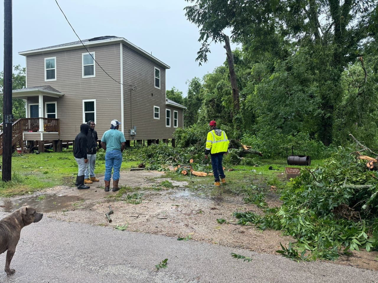 Russell McDougal, de la Oficina de Gestión de Emergencias (OEM) en Wharton, Texas, dijo a Univision 45 que 
<b>creen que un tornado tocó tierra justamente después de las 3:30 de la mañana del 12 de junio.</b>