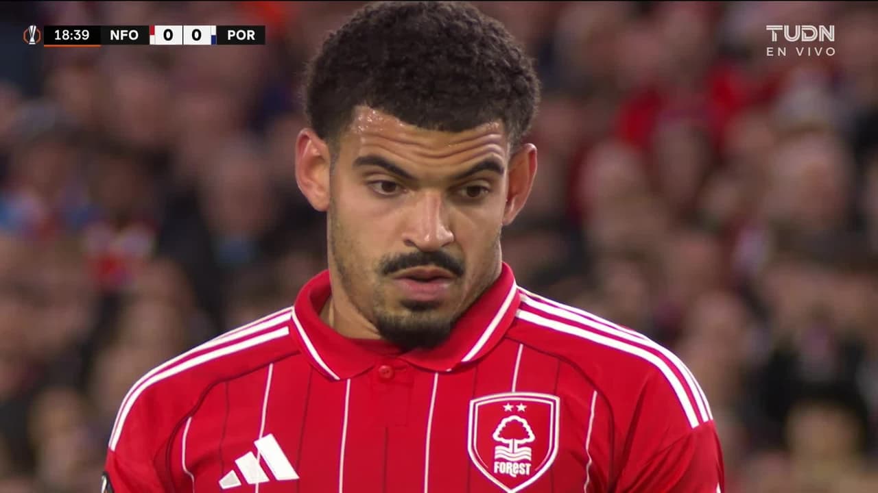 ¡GOL!  anota para Nottingham Forest. Morgan Gibbs-White