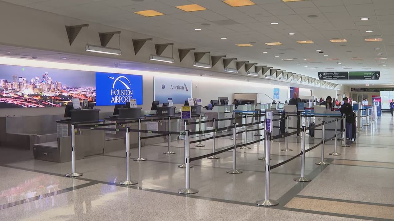 Pasajero es arrestado tras golpear a una persona durante un vuelo de Houston